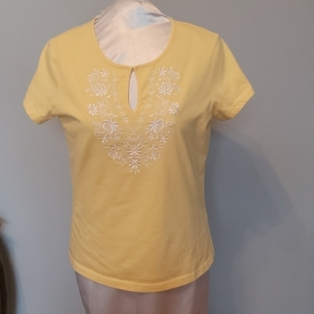 NWT - TALBOTS YELLOW EMBROIDERED TEE SHIRT ( sz med)‎